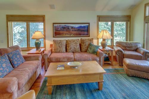 Legends - Simply Perfect Elkhorn Retreat
