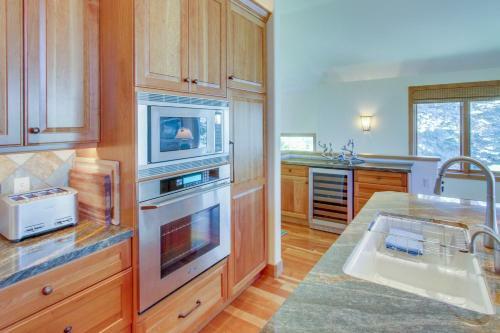 Legends - Simply Perfect Elkhorn Retreat