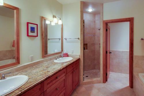 Legends - Simply Perfect Elkhorn Retreat