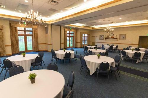 Hotel Essenhaus Inn & Conf. Center