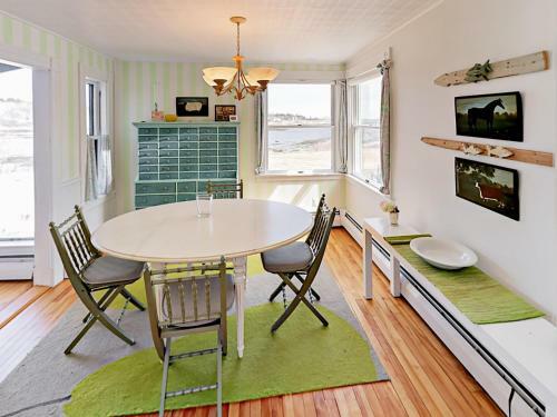 48 Main Street Cottage