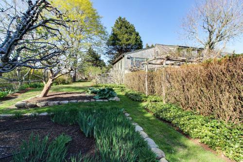 The Looks Pond Garden House