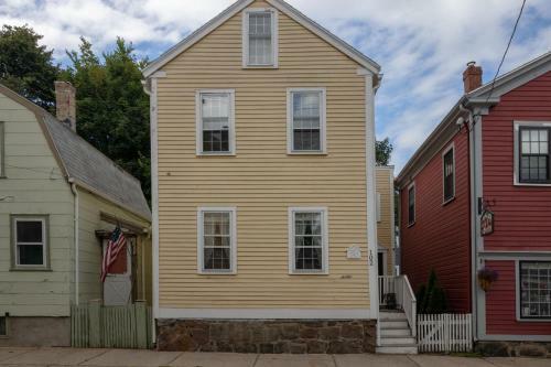 The 1813 Daniel Lawrence House