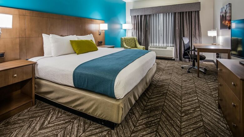 Best Western Plus Bolivar Hotel & Suites