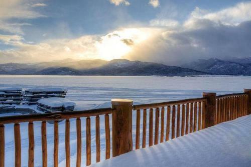 Hebgen Lakefront Cabin