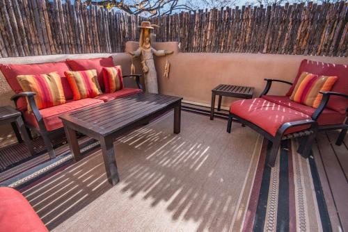 1 Bedroom - 5 Min. Walk To Canyon Rd. - El Caminito