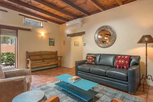 3 Bd, 5 Min. Walk To Canyon Rd, Apodaca