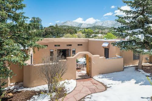 3 Bd, 5 Min. Walk To Canyon Rd, Apodaca