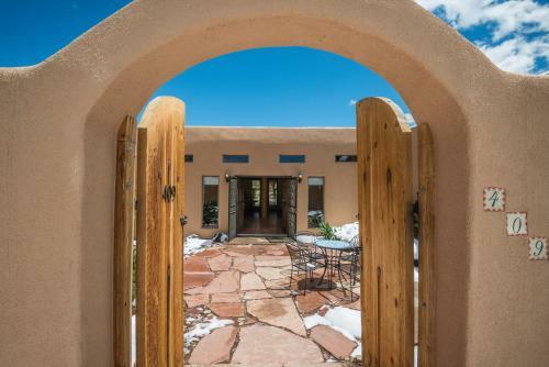 3 Bd, 5 Min. Walk To Canyon Rd, Apodaca