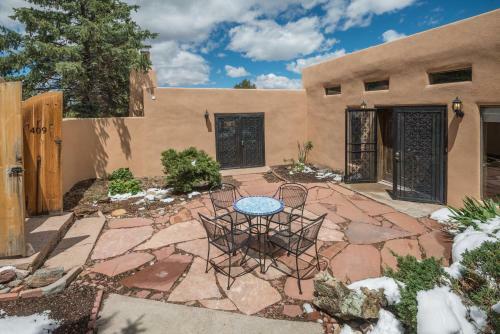 3 Bd, 5 Min. Walk To Canyon Rd, Apodaca