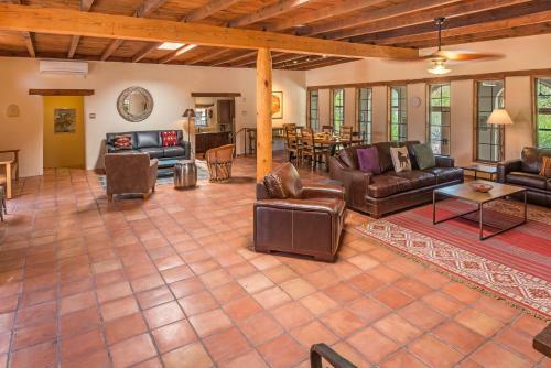 3 Bd, 5 Min. Walk To Canyon Rd, Apodaca