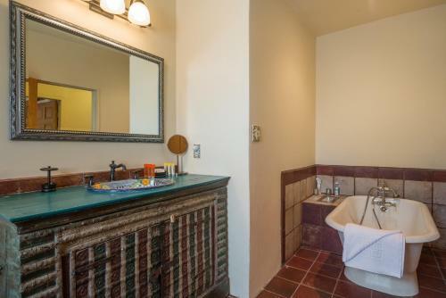 3 Bd, 5 Min. Walk To Canyon Rd, Apodaca