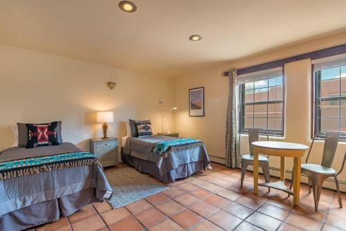 3 Bd, 5 Min. Walk To Canyon Rd, Apodaca
