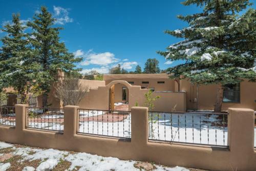 3 Bd, 5 Min. Walk To Canyon Rd, Apodaca