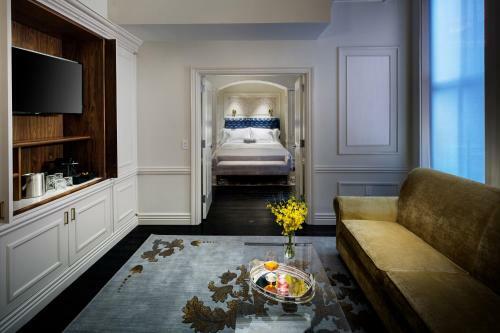Adelphi Hotel