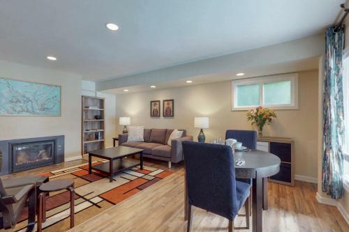 Oregon House Unit #1b The Gate House