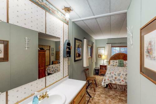 The Captain's Cabin