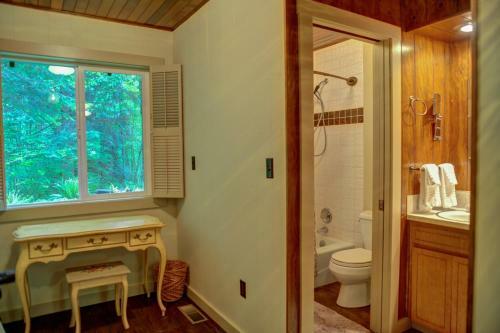 Zigzag Mountain Retreat Three-bedroom Chalet