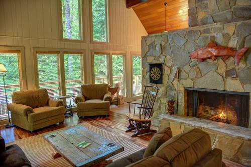 Zigzag Mountain Retreat Three-bedroom Chalet