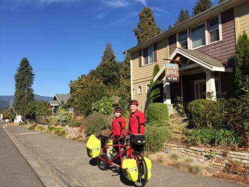Oakridge Lodge & Uptown Bistro