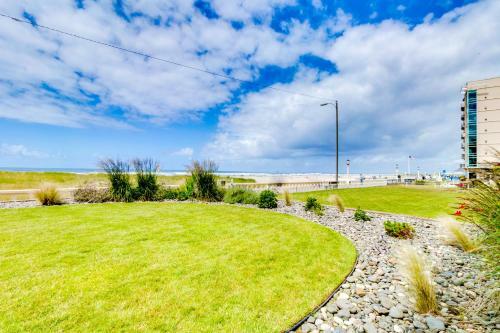 Sand & Sea: The Promenade (100)