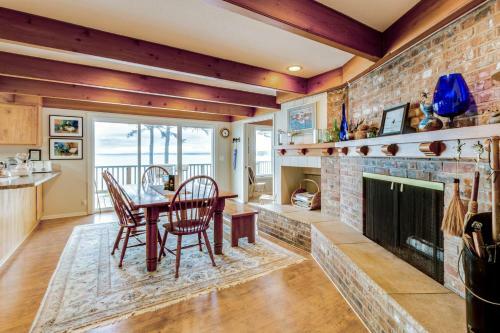 Spectacular Seaside Surf-view Home