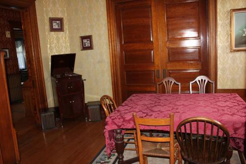 Bed & Breakfast Victorian Charm Inn