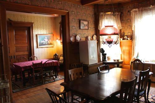 Bed & Breakfast Victorian Charm Inn