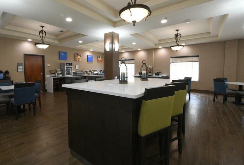 Hotel Comfort Inn & Suites Near Comanche Peak