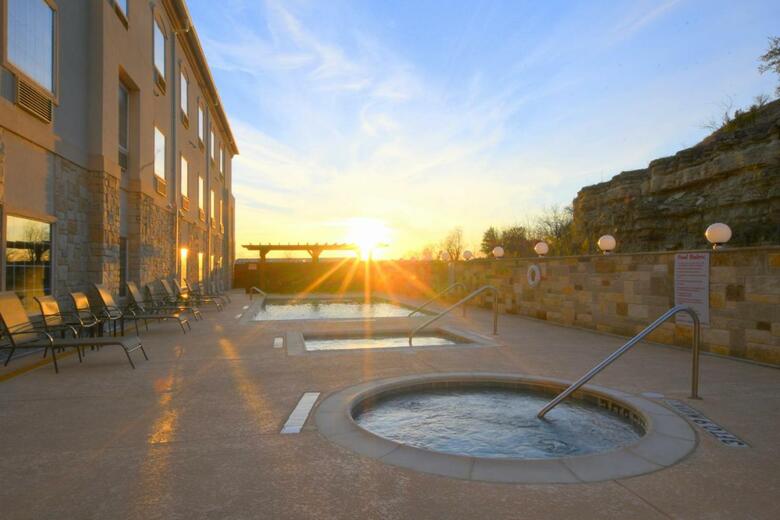 Hotel Comfort Inn & Suites Near Comanche Peak