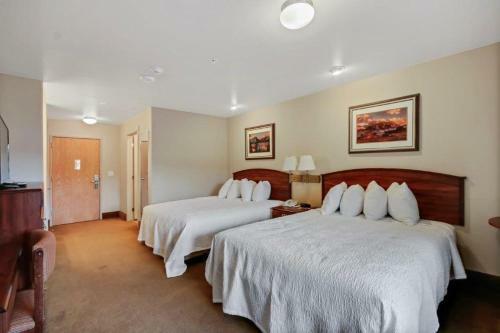 Lodge Flying Saddle Resort And Steak House