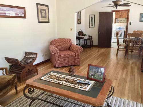 Hostal Capitol Vacations Main Street Cottage