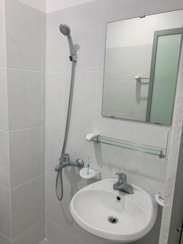 Full House Service Apartment