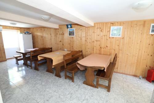 Hostal Rozalin Guest House