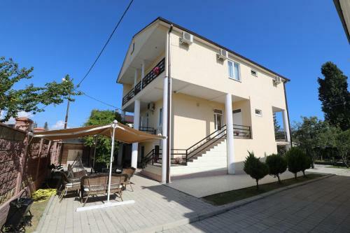Hostal Rozalin Guest House