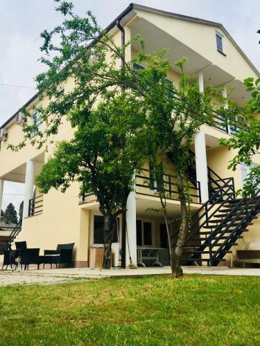 Hostal Rozalin Guest House