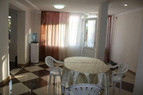 Hostal Guest House Monini