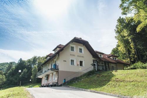Hostal Guesthouse Haler