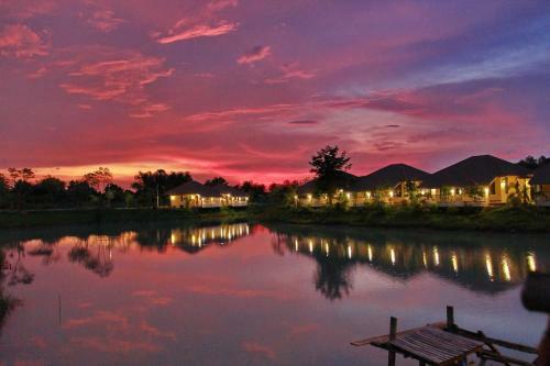 Hotel Pirom Lake And Resort