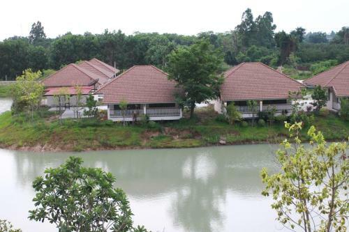 Hotel Pirom Lake And Resort