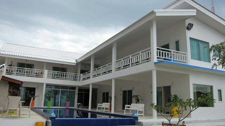 Hotel Issara Beach Resort