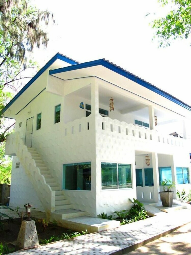 Hotel Issara Beach Resort
