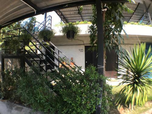 Hotel Laan Rab Lom Home & Cafe'