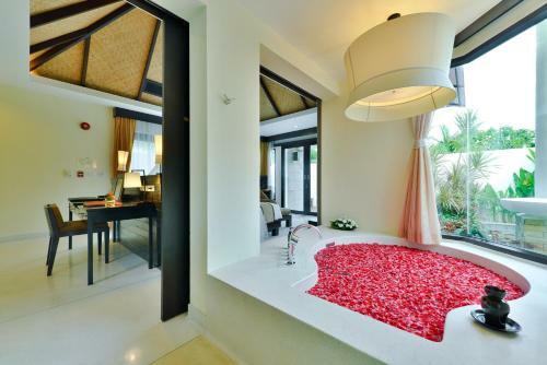 Hotel Bhu Nga Thani Resort & Spa
