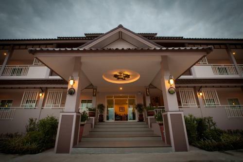 Hotel Chiangkham Grand Villa