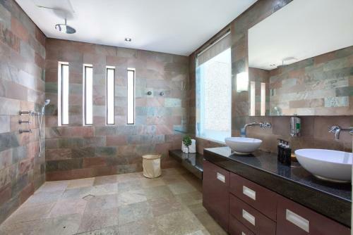 Villa U - Beachfront Haven