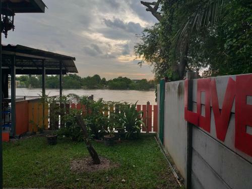 Hostal Aroonsri Thara