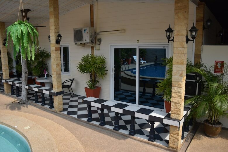 Motel Mangoes