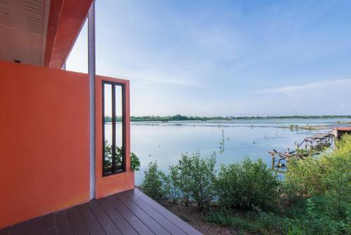 Hotel Baan Talay See Cream Resort