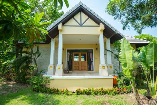 Hotel Baan Talay See Cream Resort